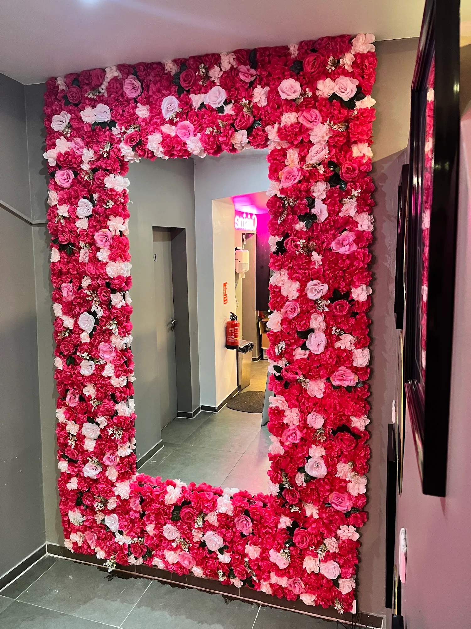 Blumenwand mit großem Spiegel im Eingangsbereich