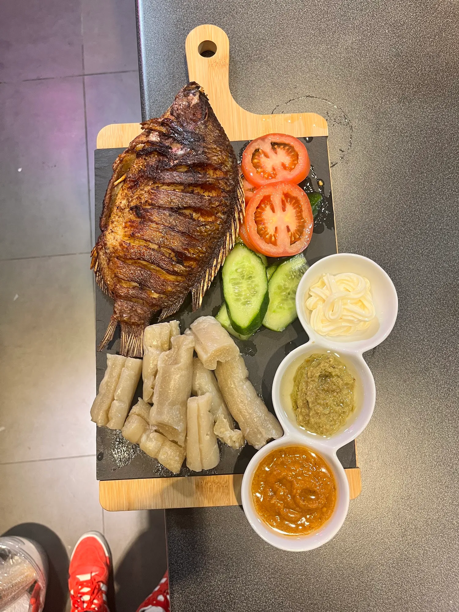 Gegrillter Fisch mit Beilagen
