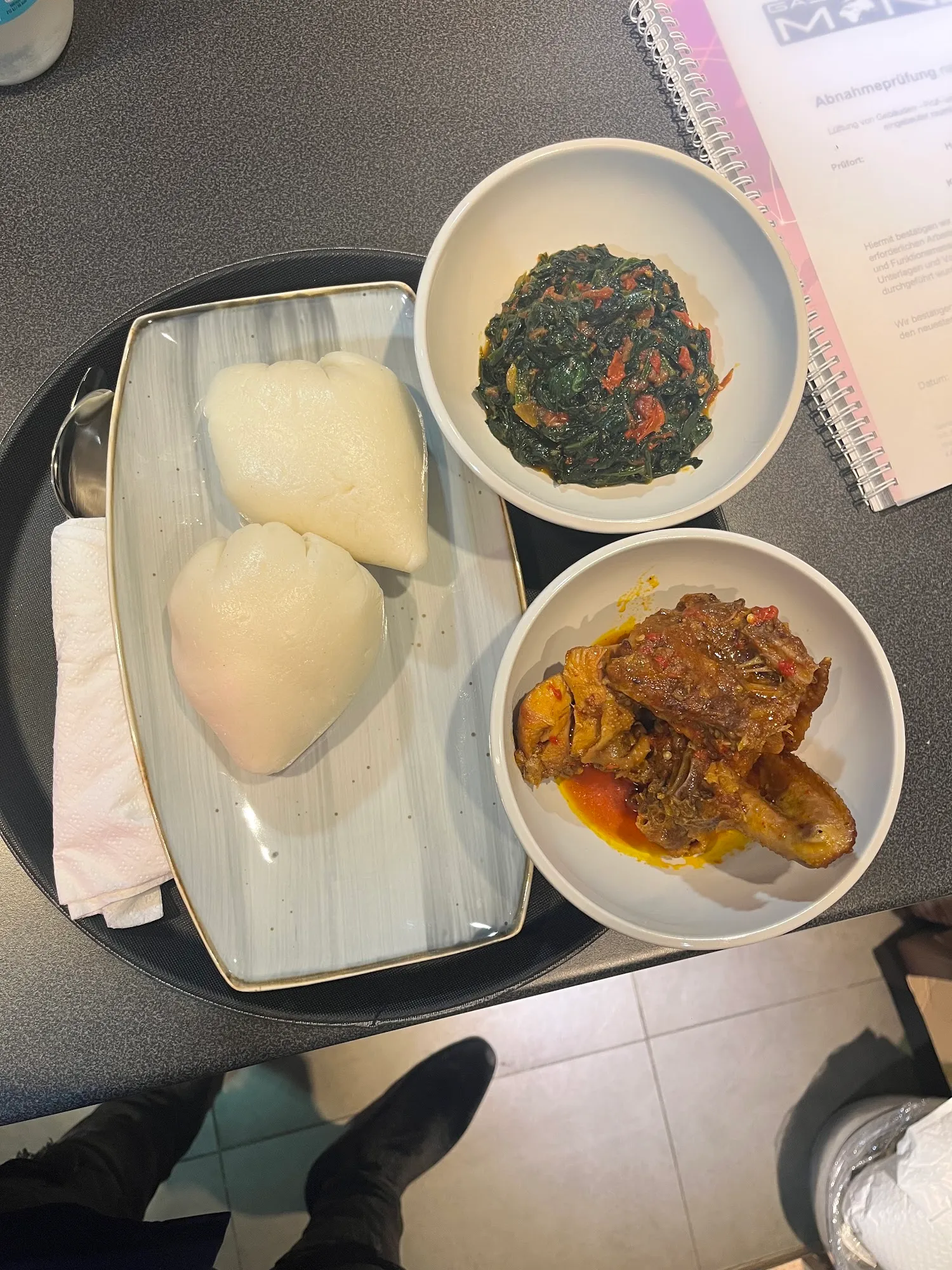 Traditioneller kamerunischer Eintopf mit Fufu
