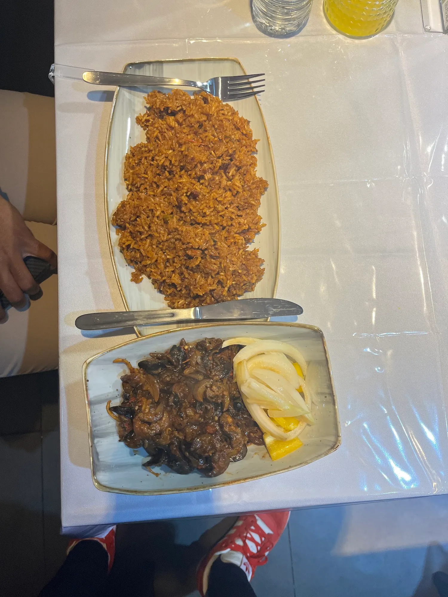 Jollof Reis mit Hähnchen und Kochbananen