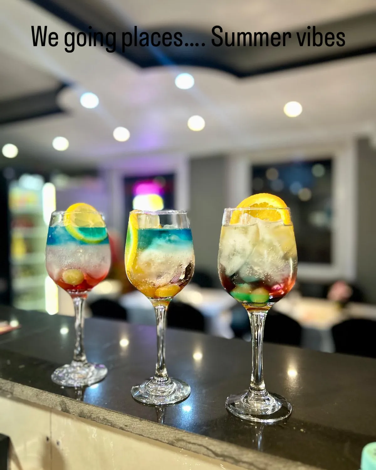Drei bunte Cocktails auf der Bartheke