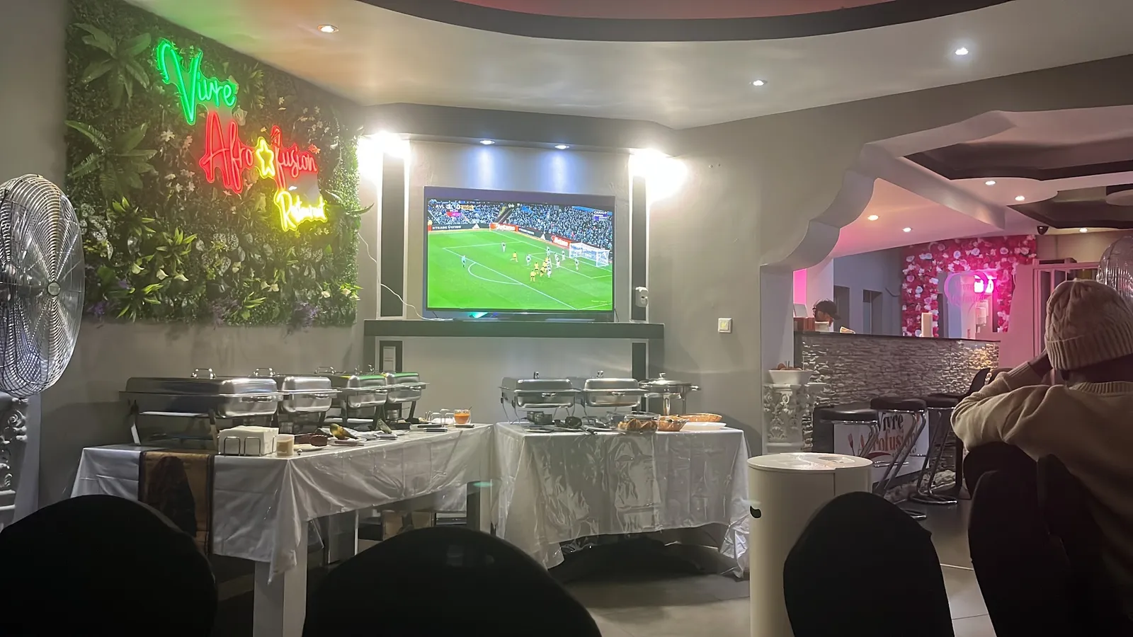 Innenansicht des Restaurants mit Buffet